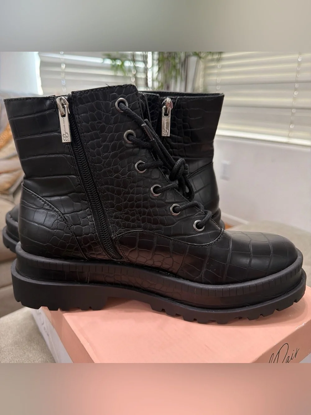 Jessica Simpson men lace